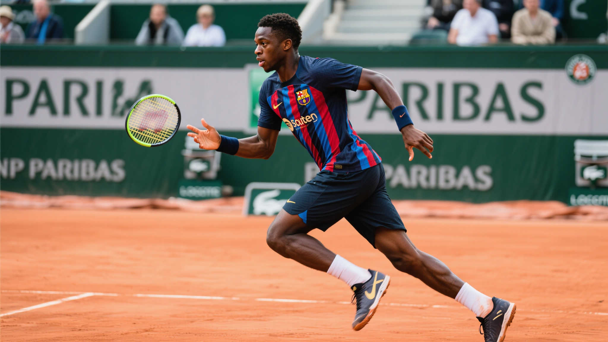 法网现场惊喜:登贝莱展示欧冠荣耀之杯 作为巴塞罗那足球俱乐部的重要成员,登贝莱以其卓越的