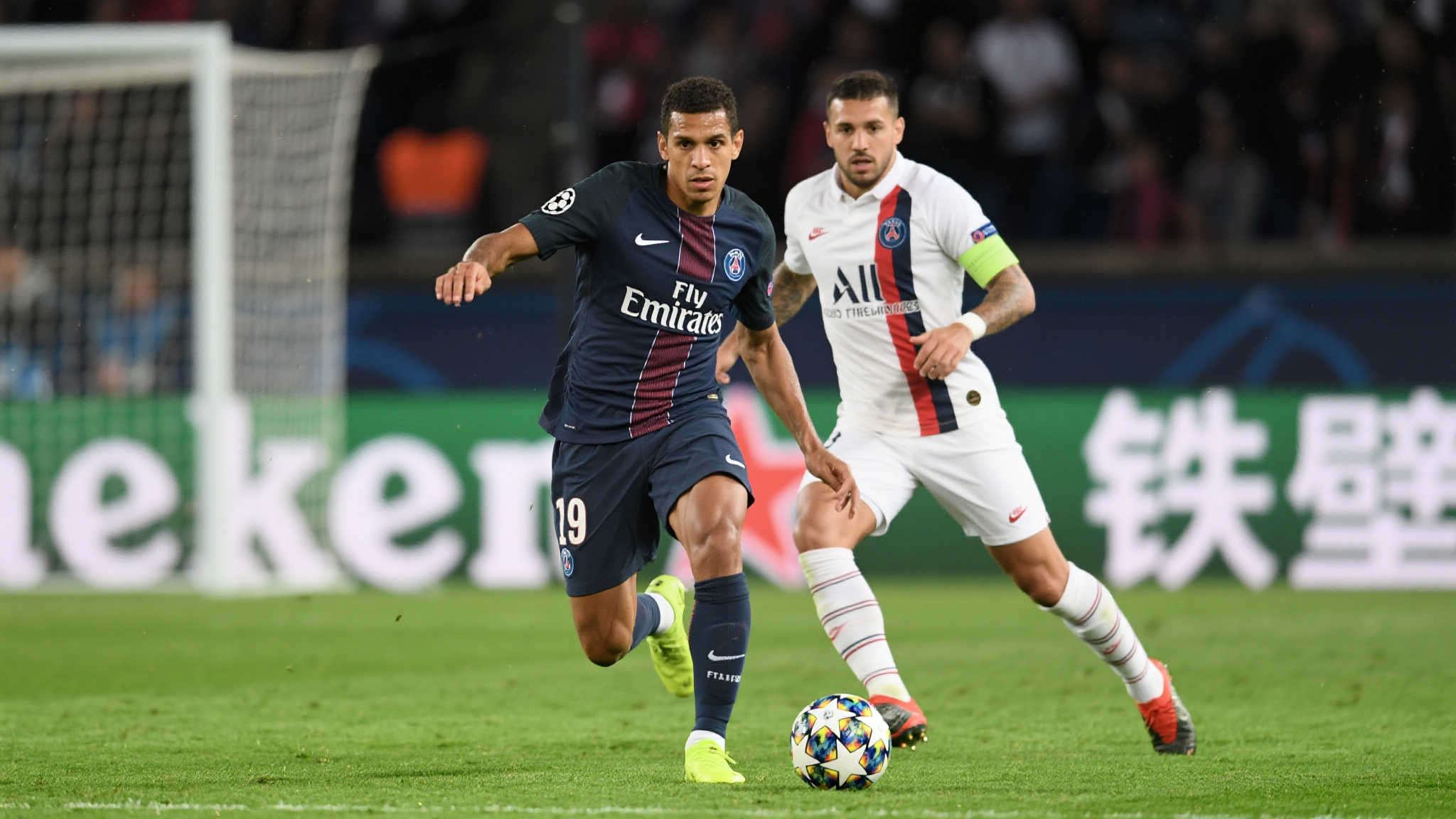 蒂亚戈-席尔瓦比赛亮眼数据:9次对抗制胜,7次成功解围 在足球赛场上,防守球员的表现往往决定了一支球队的胜